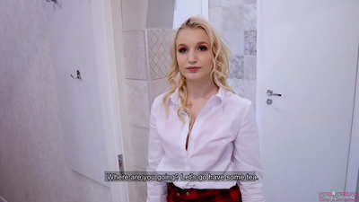 Genç üniversiteli kız erkek arkadaşını arkadaşıyla aldatıyor | POV ve cum onu ​​kedi içinde!